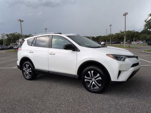 Used 2017 Toyota RAV4 LE FWD image 2