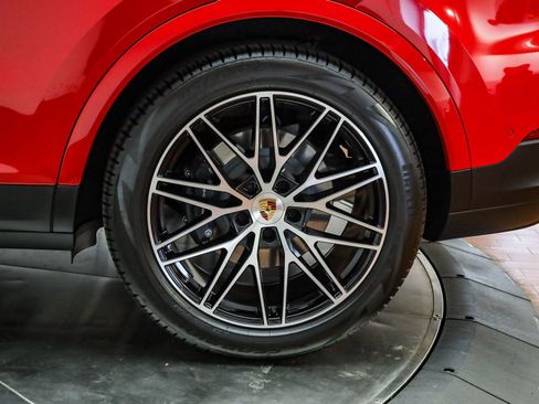 Certified 2025 Porsche Cayenne image 9