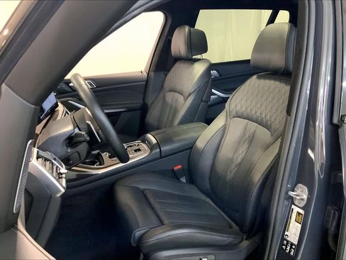 Used 2025 BMW X7 M60i image 7