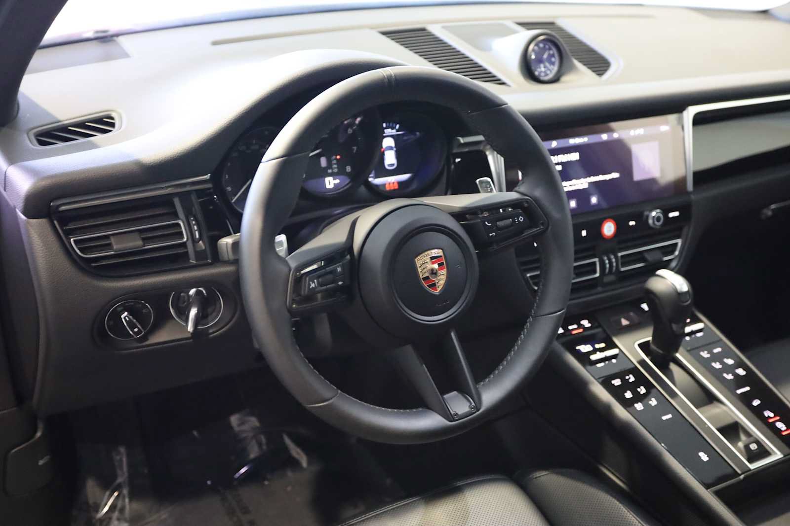 Used 2025 Porsche Macan AWD/4WD image 4