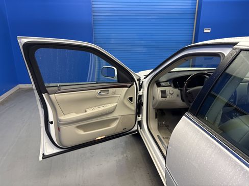 Used 2010 Cadillac DTS Premium w/ Driver Awareness Package FWD image 9