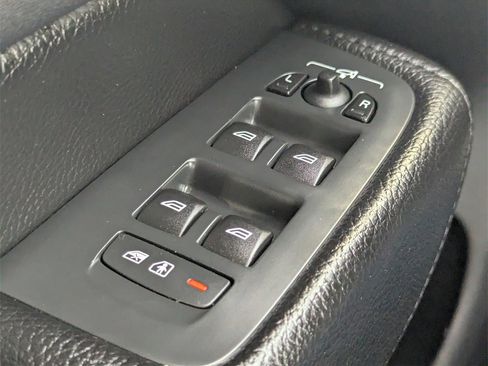 Used 2019 Volvo XC60 T5 Momentum w/ Multimedia Package image 23