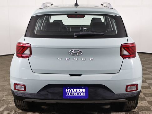 Used 2025 Hyundai Venue Limited FWD image 11