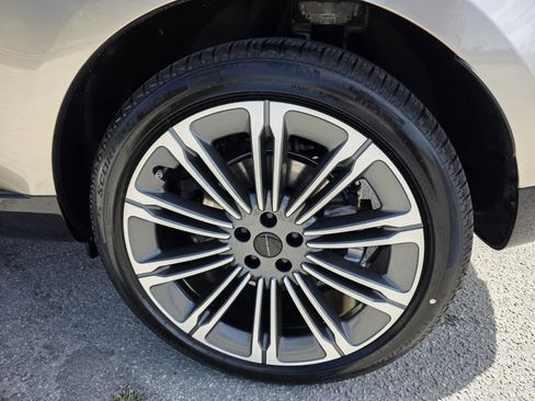 New 2026 Land Rover Range Rover Long Wheelbase SE image 9