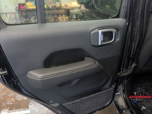 Used 2019 Jeep Wrangler Unlimited Sahara w/ Cold Weather Group AWD/4WD image 13