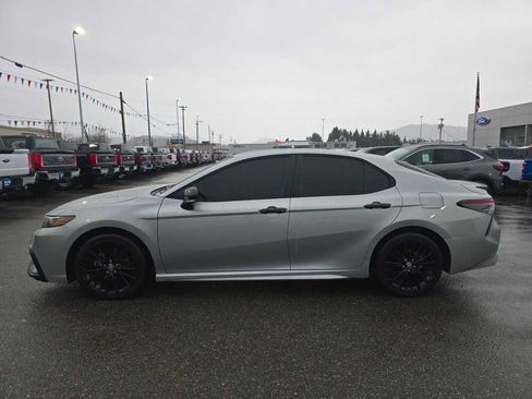 Used 2022 Toyota Camry SE image 2