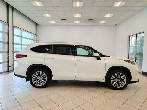 Used 2020 Toyota Highlander Platinum AWD/4WD image 2