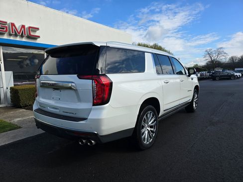Used 2022 GMC Yukon XL Denali w/ Denali Ultimate Package AWD/4WD image 3