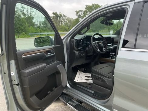 Used 2025 Chevrolet Silverado 1500 High Country w/ Technology Package AWD/4WD image 16