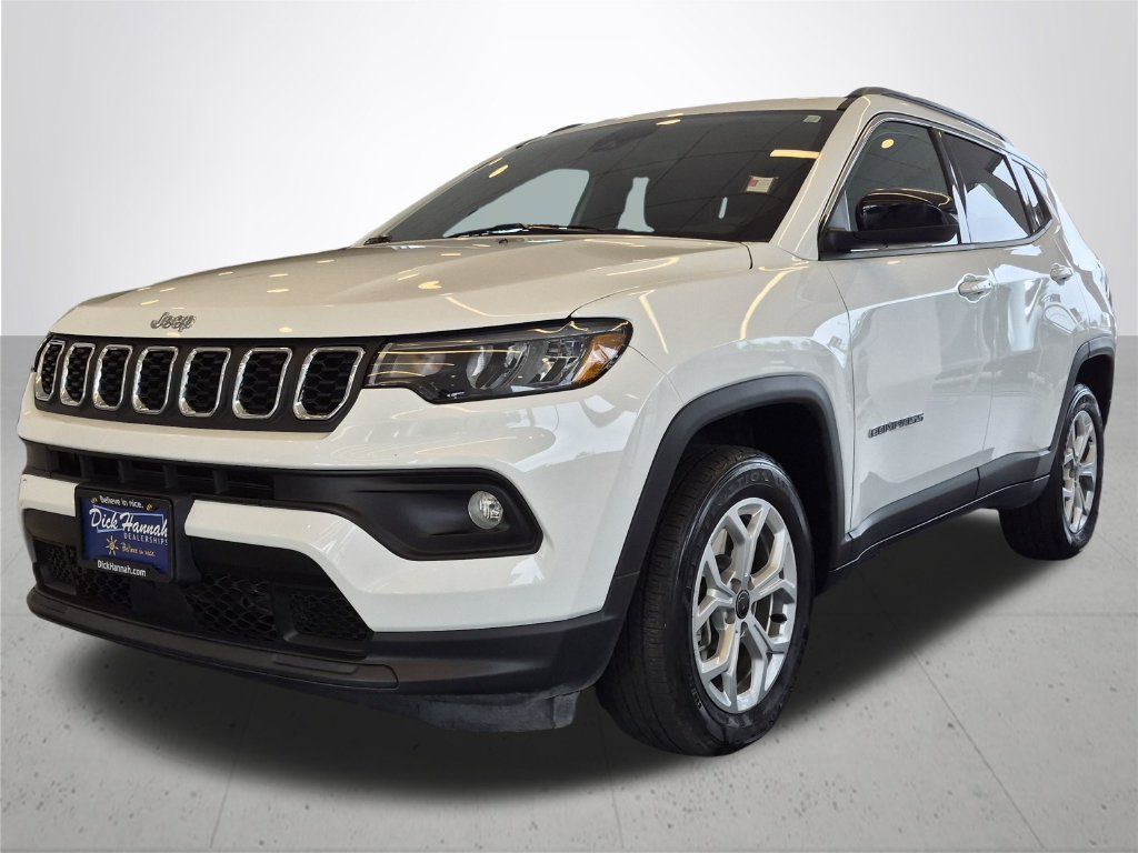 Used 2025 Jeep Compass Latitude AWD/4WD image 2