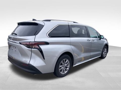 Used 2024 Toyota Sienna XLE image 5