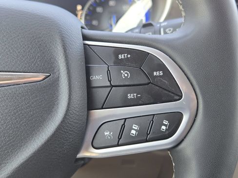Used 2023 Chrysler Pacifica Touring-L FWD image 31
