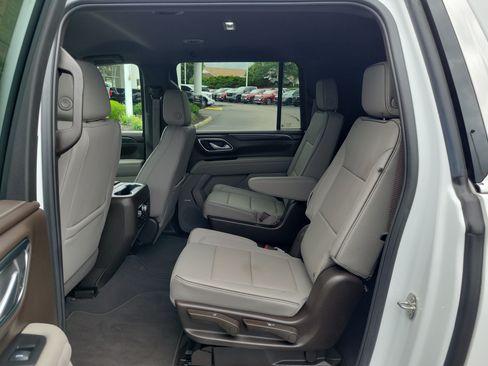 Used 2024 GMC Yukon XL SLT w/ SLT Luxury Package AWD/4WD image 14
