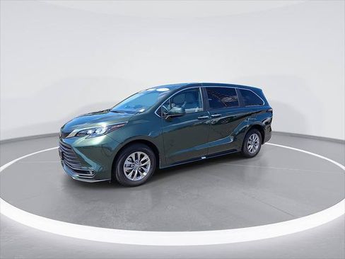 Certified 2025 Toyota Sienna XLE FWD image 5