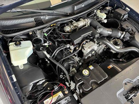 Used 2001 Lincoln Town Car Signature RWD image 26