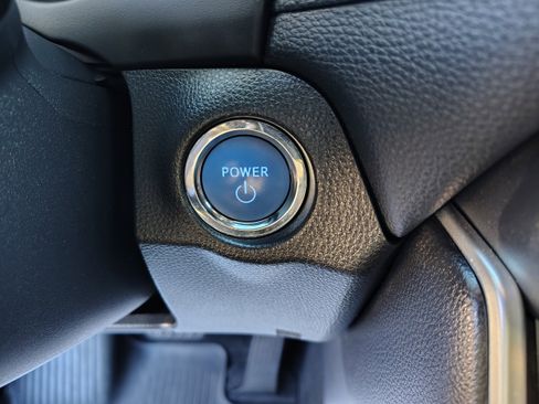 Used 2022 Toyota RAV4 SE image 31