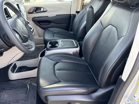 Used 2024 Chrysler Pacifica Touring-L image 15