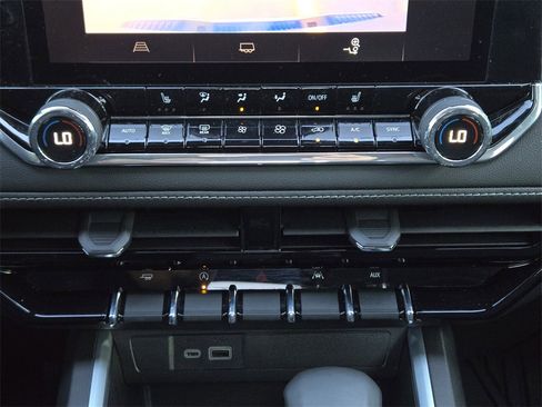 Used 2024 Chevrolet Colorado LT w/ LT Convenience Package II image 14