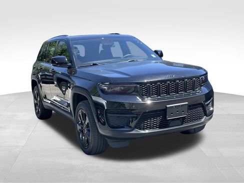 Used 2023 Jeep Grand Cherokee Altitude AWD/4WD image 3
