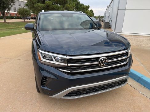 Used 2022 Volkswagen Atlas Cross Sport SE image 2