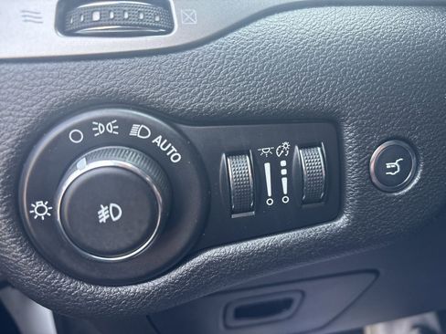 Used 2019 Jeep Cherokee Latitude Plus w/ Comfort/Convenience Group image 34