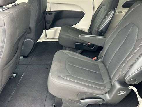 Used 2022 Chrysler Voyager LX image 11