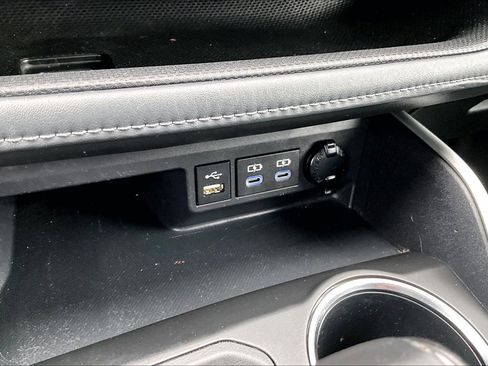 Used 2022 Toyota Highlander XLE AWD/4WD image 32