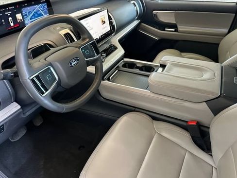 Used 2025 Ford Expedition Active AWD/4WD image 9