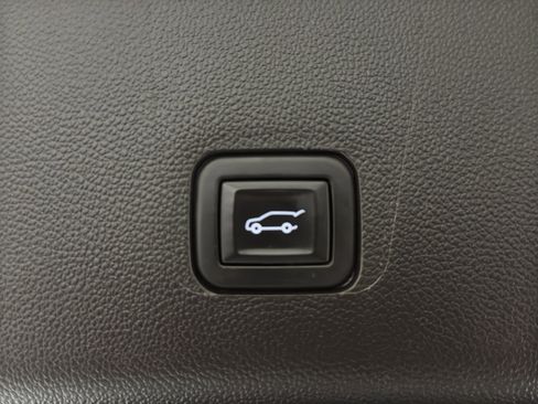 Used 2020 Chevrolet Traverse LT image 24