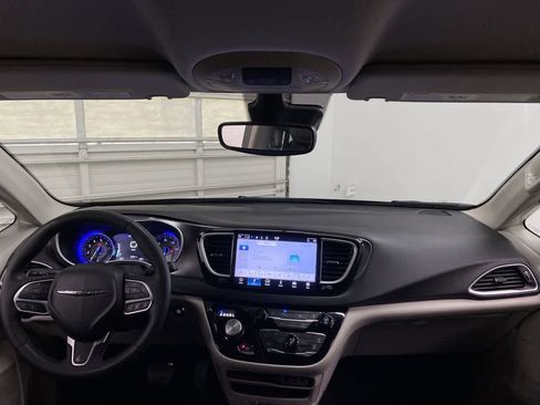 Used 2024 Chrysler Pacifica Touring-L FWD image 12