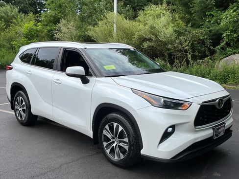 Used 2023 Toyota Highlander XLE AWD/4WD image 6