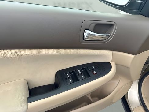 Used 2006 Honda Accord VP image 12