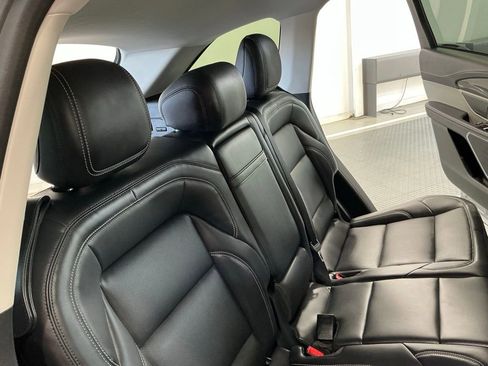 Used 2025 Lincoln Nautilus Premier AWD/4WD image 19