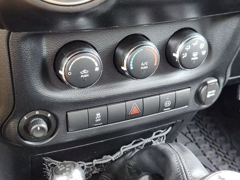 Used 2012 Jeep Wrangler Sahara AWD/4WD image 33