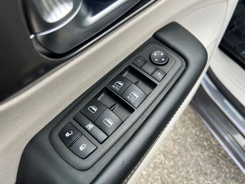 Used 2023 Chrysler Pacifica Touring-L image 12