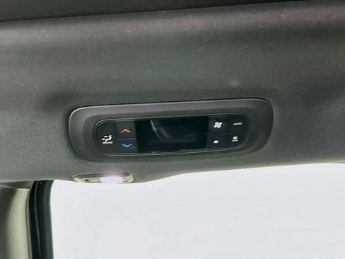 Used 2025 Chrysler Pacifica Limited FWD image 34