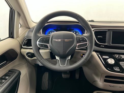 Certified 2023 Chrysler Voyager LX image 12
