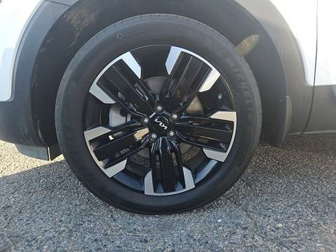 Used 2024 Kia Telluride SX w/ Towing Package image 3