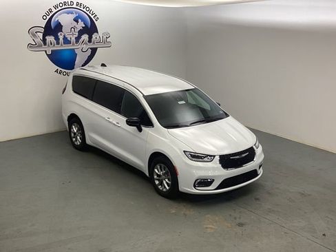 New 2026 Chrysler Pacifica Select image 14