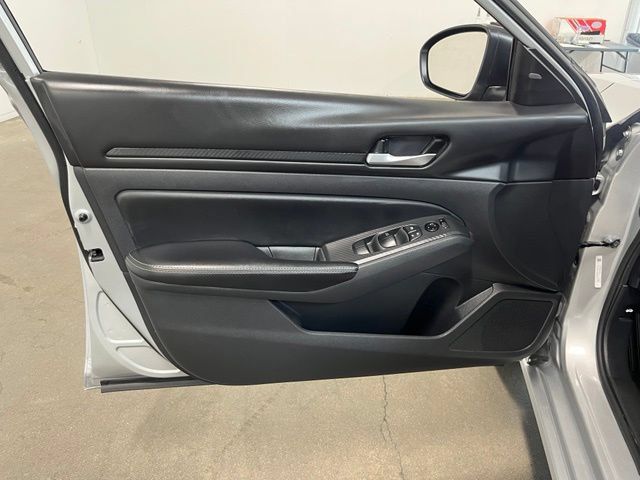 Used 2024 Nissan Altima 2.5 SV FWD image 25
