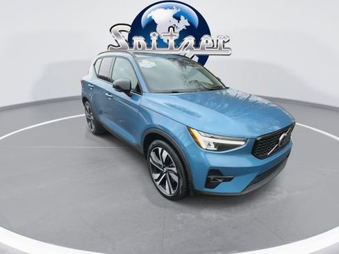 Used 2023 Volvo XC40 B5 Plus w/ Climate Package image 2