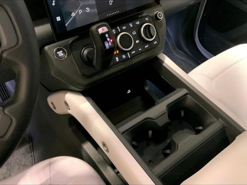New 2026 Land Rover Defender 110 X-Dynamic SE image 7