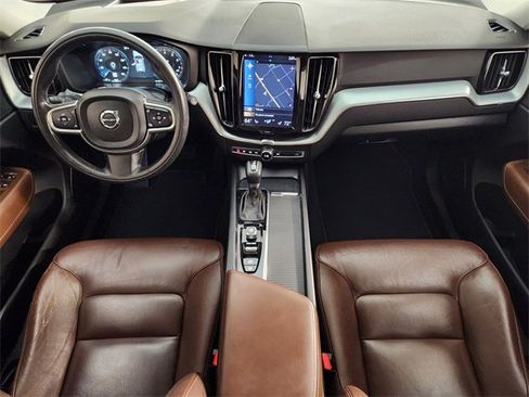 Used 2018 Volvo XC60 T6 Momentum w/ Convenience Package image 4