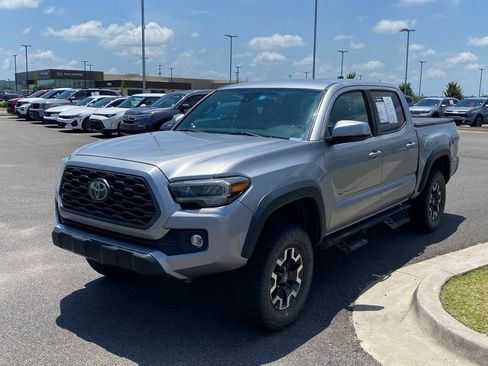 Used 2020 Toyota Tacoma TRD Off-Road w/ Technology Package RWD image 3