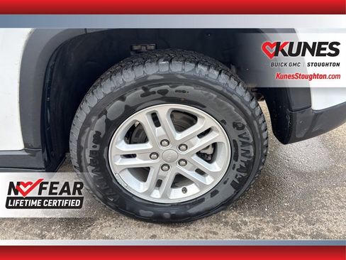 Used 2024 Jeep Grand Cherokee Laredo image 18