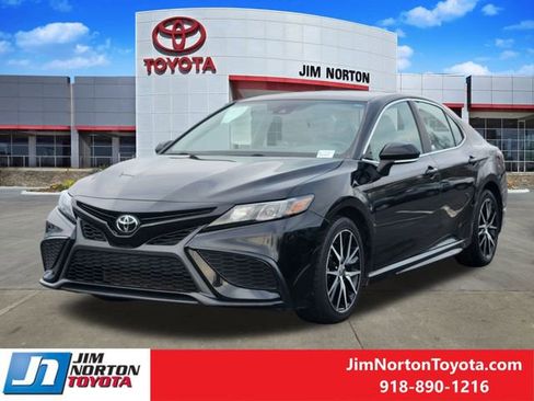 Used 2024 Toyota Camry SE w/ Cold Weather Package image 3