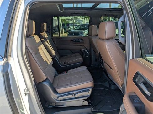 Used 2025 Chevrolet Suburban High Country image 13