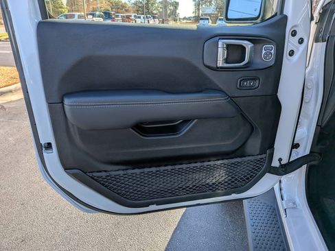 Used 2022 Jeep Wrangler Unlimited Sahara image 11