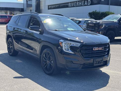 Used 2022 GMC Terrain SLE w/ Driver Convenience Package AWD/4WD image 2