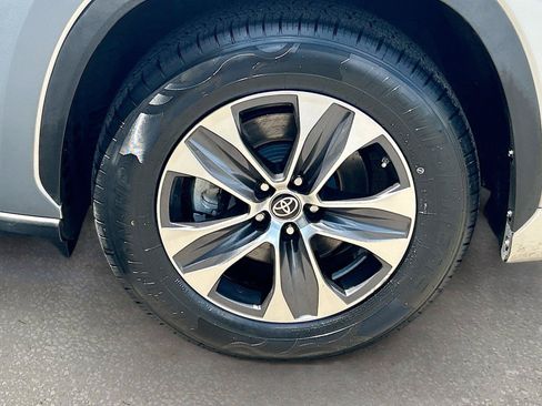 Used 2024 Toyota Highlander XLE FWD image 42